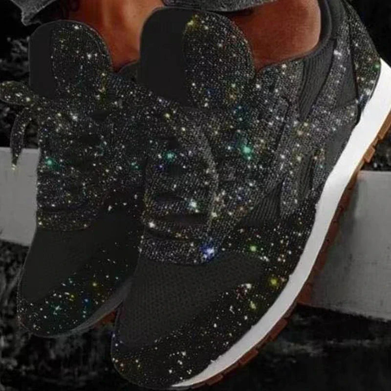 Schimmernde Pailletten Schuhe: Nahaufnahme der funkelnden Details auf diesen trendigen Damen Sneakern.