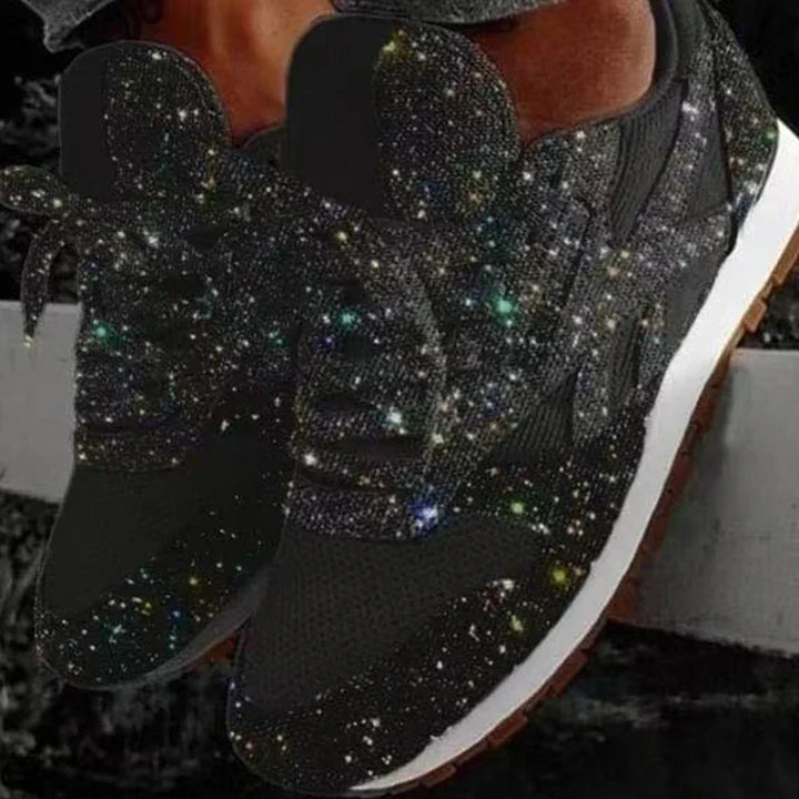 Schimmernde Pailletten Schuhe: Nahaufnahme der funkelnden Details auf diesen trendigen Damen Sneakern.