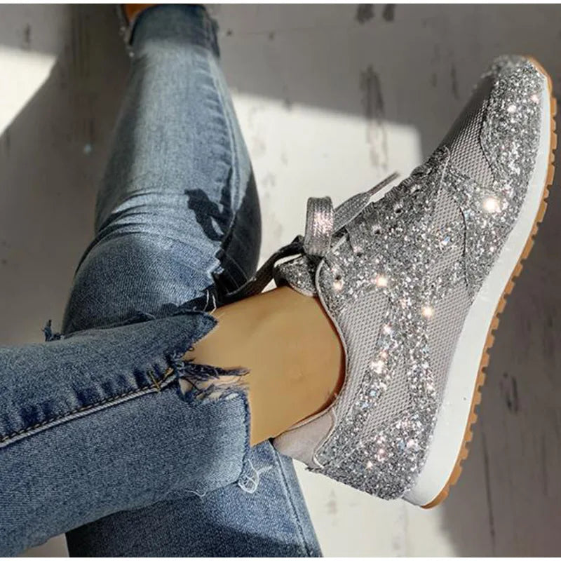 Bequeme Damen Sneaker: Stilvolle Glitzer Sportschuhe, an den Füßen getragen, perfekt für Freizeitmode.