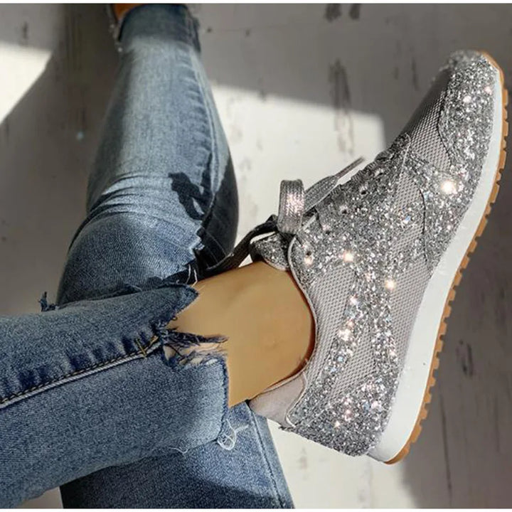 Bequeme Damen Sneaker: Stilvolle Glitzer Sportschuhe, an den Füßen getragen, perfekt für Freizeitmode.