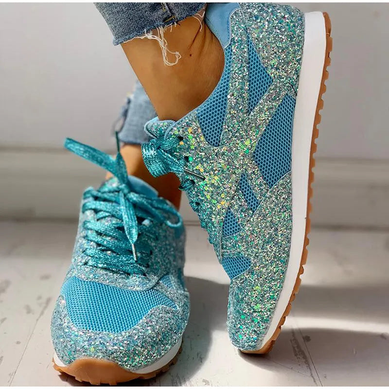 Glitzer Sportschuhe: Elegante Damen Pailletten Sneaker in der Frontansicht. Aktuelle Trends für Damenschuhe.