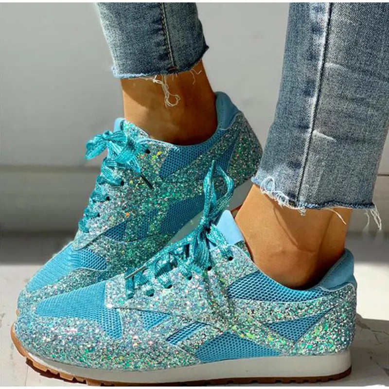 Schimmernde Damen Freizeitschuhe: Trendige Pailletten Sneaker, die in verschiedenen Lichtverhältnissen funkeln.