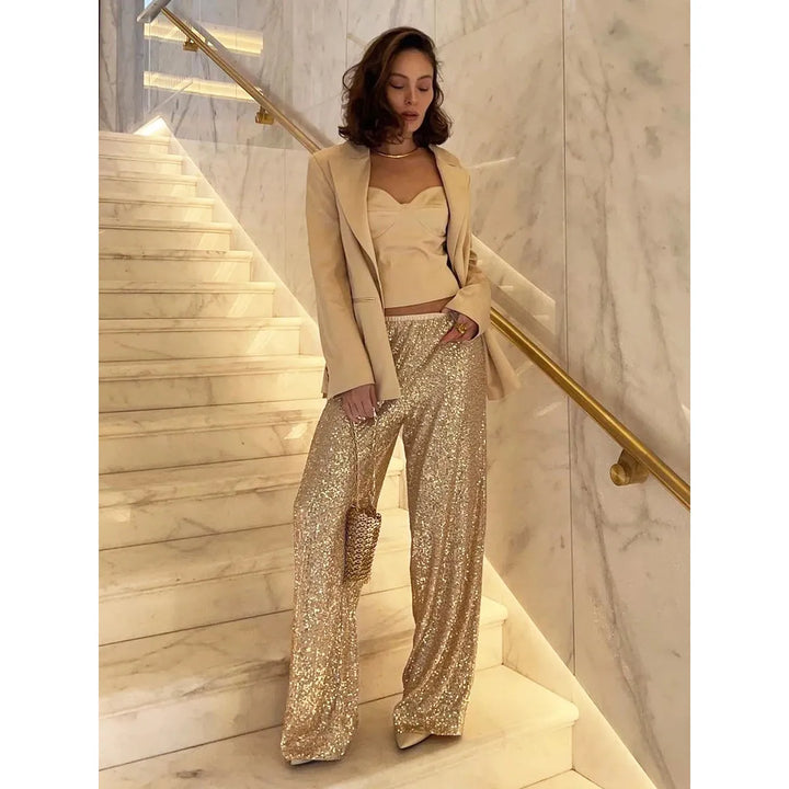 Festliche Damen Paillettenhose in Gold, mit schimmernden Details. Ideal für Silvesterpartys & elegante Outfits.