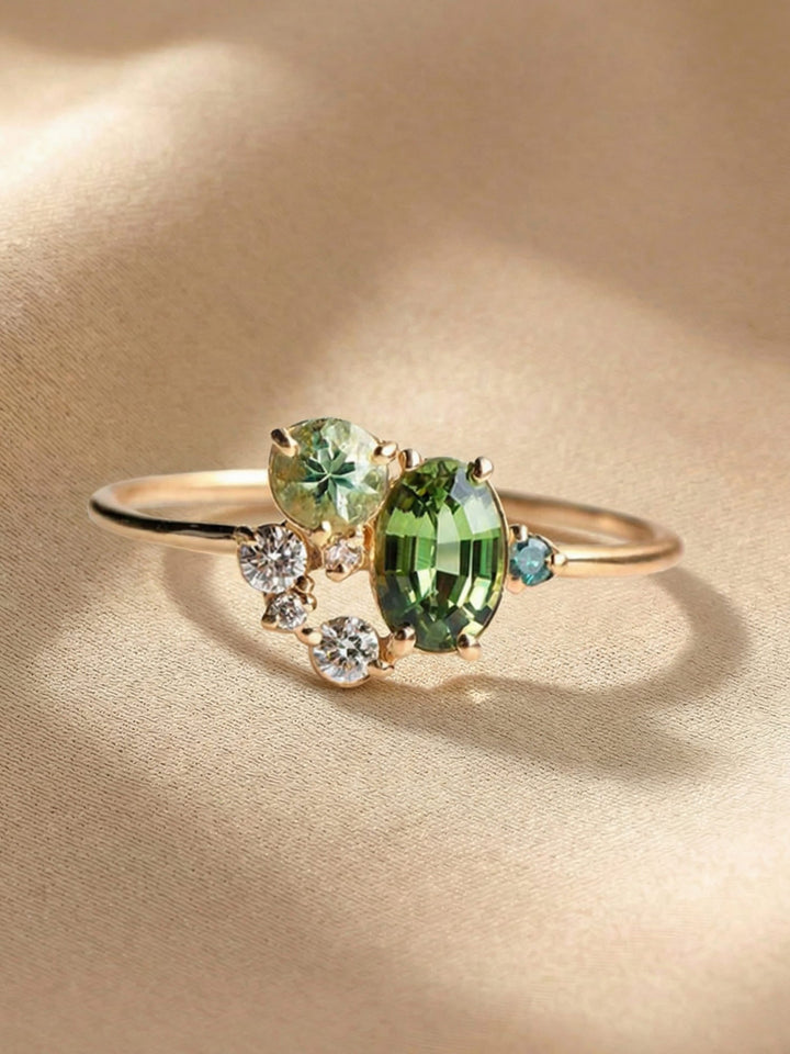 Damen Peridotring Selene aus 925er Sterlingsilber mit funkelnden Zirkonen; eleganter Edelsteinring für Frauen.
