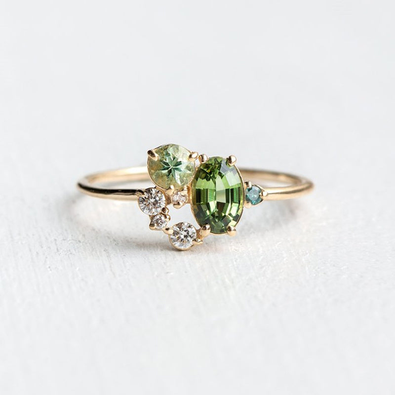 Stilvoller Damen Peridotring mit Zirkonen, am Finger einer Frau getragen; perfektes Schmuck-Geschenk.