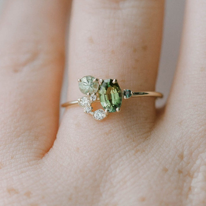 Detailansicht des filigranen Peridotring Selene aus Sterlingsilber mit seitlich gefassten Zirkonen.