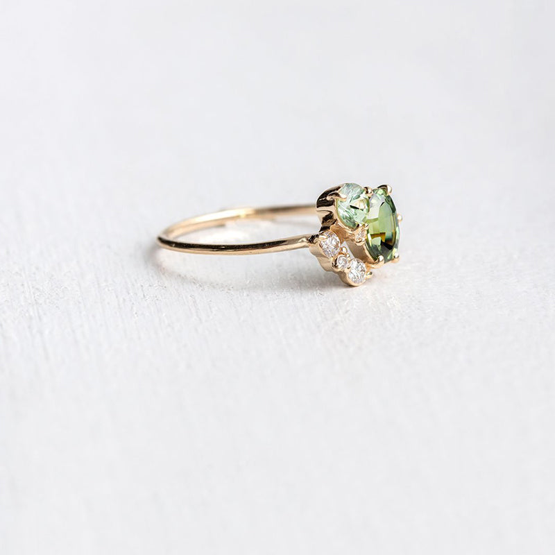 Eleganter Damen Peridotring Selene mit Zirkonen, präsentiert in einer edlen Geschenkbox; ideal für Anlässe.