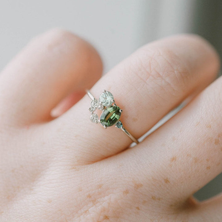 Funkelnder Damen Edelsteinring aus 925er Sterlingsilber mit natürlichem Peridot und Zirkonen.
