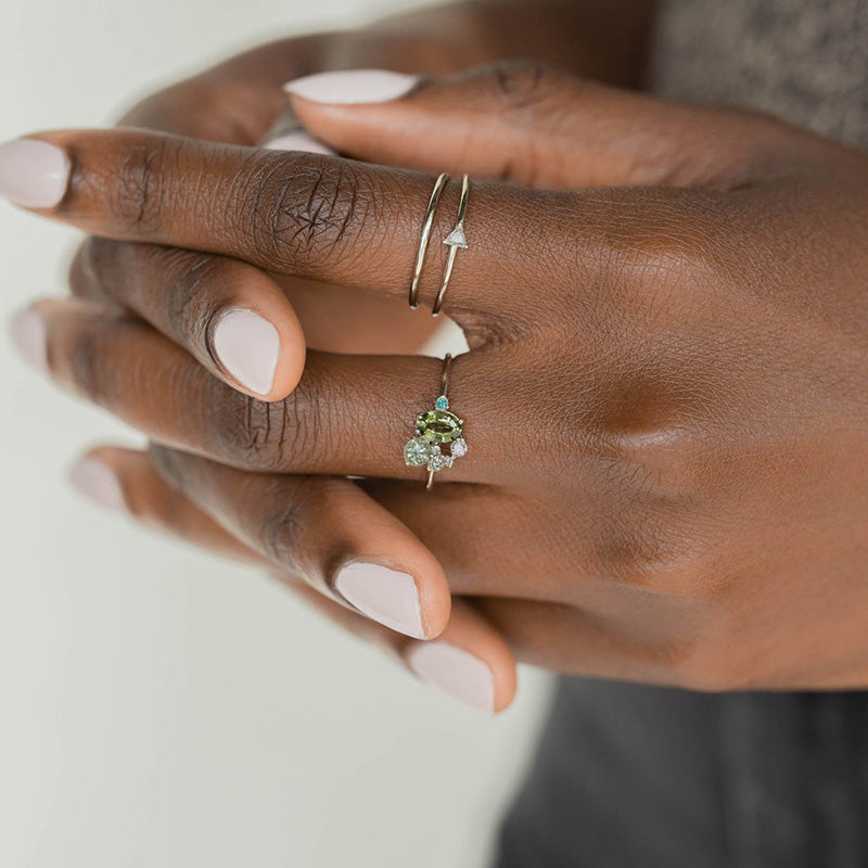 Strahlender Peridotring für Frauen, gefertigt aus Silber mit Zirkonen; ein zeitloses und elegantes Schmuckstück.
