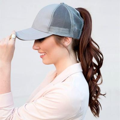 Pinke Sommer Kappe für Damen, leicht, bequem, ein fröhlicher Akzent für Outfits.