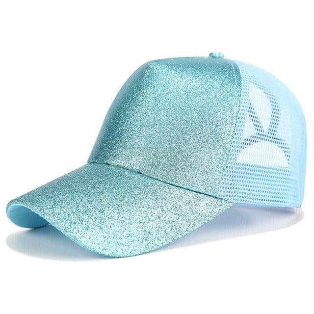 Schwarze moderne Outdoor Kappe für Frauen, mit Zopföffnung, ideal für Spaziergänge.