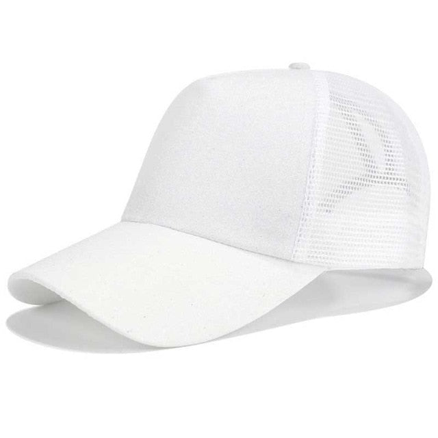 Beige Baseball Cap für Damen, Seitenansicht, verstellbar, bietet optimalen Schutz.