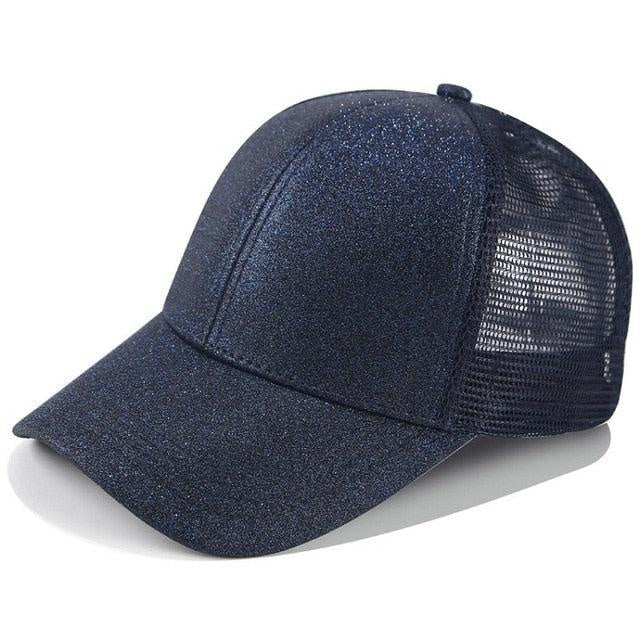 Pinke Sport Kappe mit Zopfloch, Nahaufnahme des Materials, atmungsaktiv & schnelltrocknend.