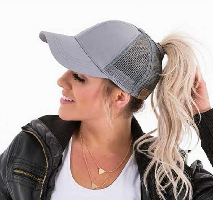 Moderne Outdoor Kappe für Frauen in Grau, mit Zopföffnung, atmungsaktiv & leicht.