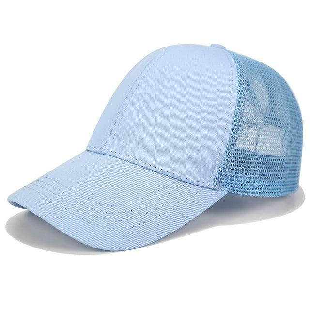 Schwarze Baseball Cap für Damen, minimalistisch und sportlich, mit praktischer Zopföffnung.