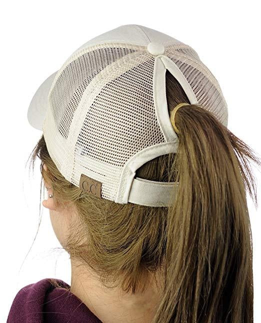 Stilvolle Fashion Kappe für Damen in Beige, mit Zopfschlitz, trendig & funktional.