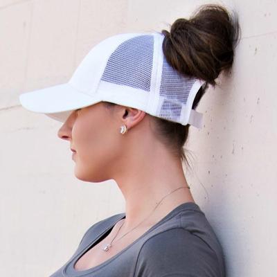 Praktische Sonnenkappe für Damen in Pink, mit speziellem Zopfloch, Schutz & Stil.