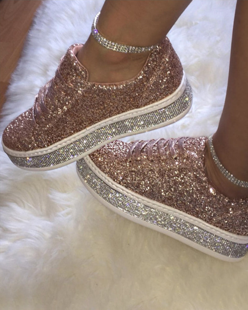 Glamouröse Damenschuhe: Plateau Sneakers mit Glitzer-Akzenten, garantieren stilvollen Auftritt und Komfort.