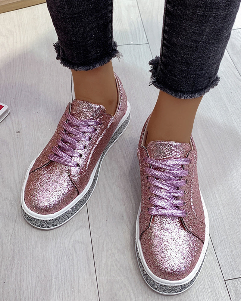 Trendige Damen Glitzer Plateau Sneakers für das ganze Jahr, bringen Glamour und Komfort in jeden Schritt.