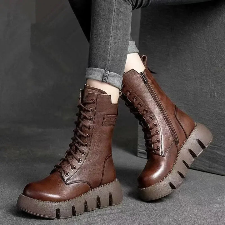 Robuste Damen Plateau Schnürstiefel Annabelle, schwarz, mit bequemer rutschfester Sohle für starken Auftritt.