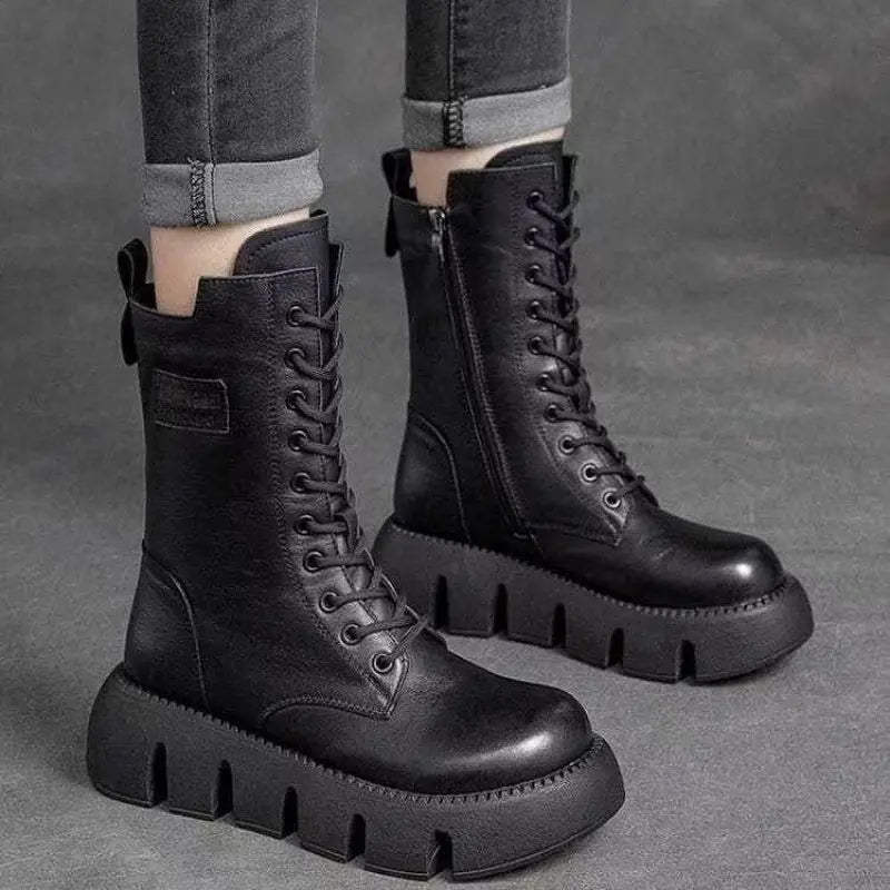 Modische Damen Kampfstiefel Annabelle mit Plateau & Schnürung, schwarz, vielseitig für stilvolle Herbsttage.