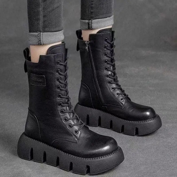 Modische Damen Kampfstiefel Annabelle mit Plateau & Schnürung, schwarz, vielseitig für stilvolle Herbsttage.