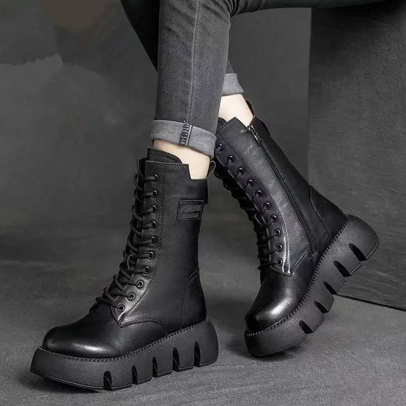 Stylische Damen Plateaustiefel Annabelle, schwarze Schnürstiefel mit dicker Sohle, urban & alltagstauglich.