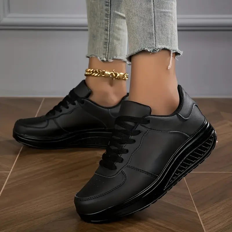 Weiße Damen Plattform-Sneaker, atmungsaktiv & modisch für lässige Looks und Komfort.