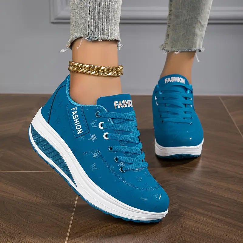 Modische Damen Plattform-Sneaker in Weiß, perfekt für lässige Alltags-Outfits.