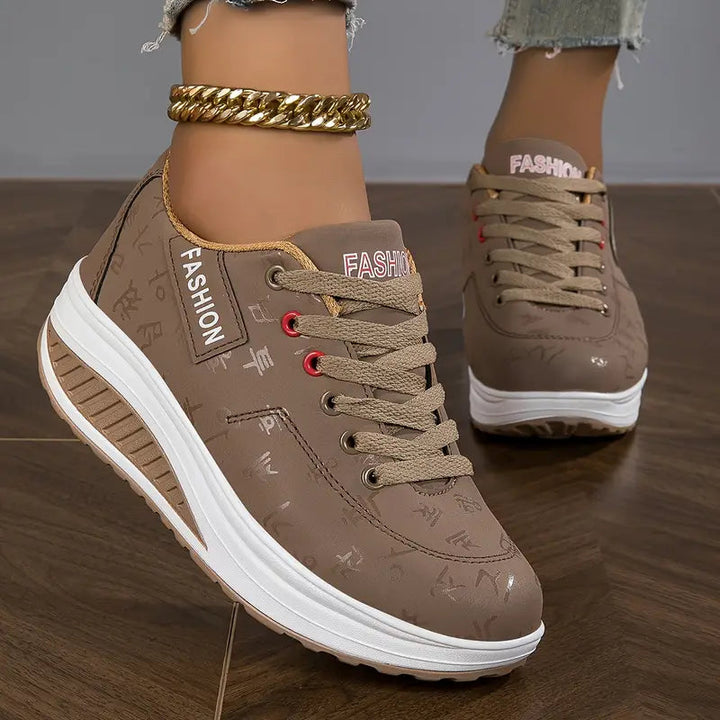 Detailaufnahme der Plateau-Sohle der trendigen Damen Sneaker. Komfortabel & schick.