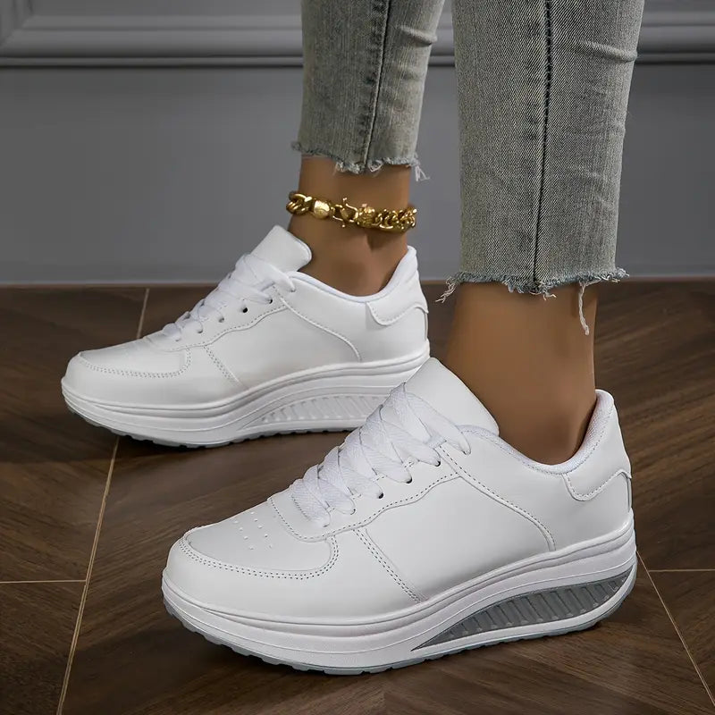 Frau trägt modische weiße Damen Plattform-Sneaker, ideal für stilvolle Freizeit-Looks.