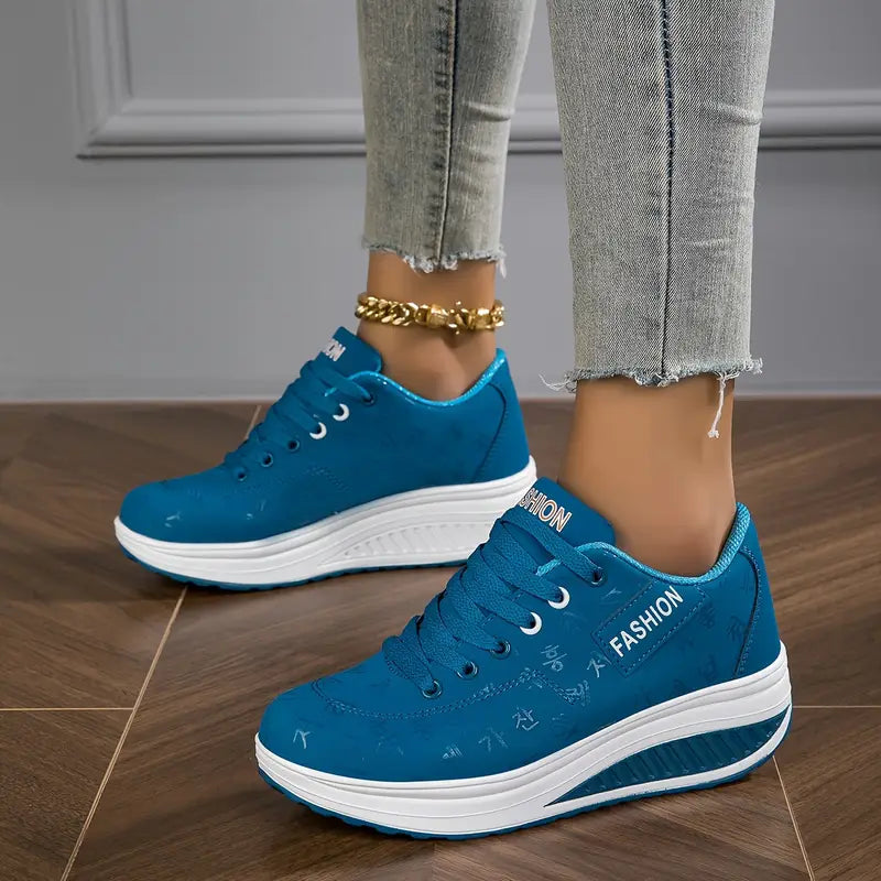 Atmungsaktive Damen Plattform-Sneaker mit Textil-Obermaterial für maximalen Komfort.