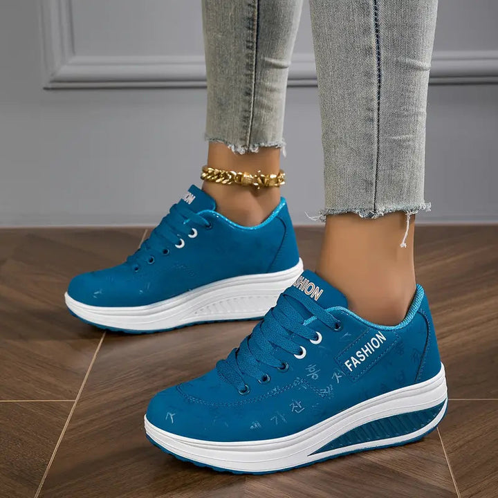 Atmungsaktive Damen Plattform-Sneaker mit Textil-Obermaterial für maximalen Komfort.