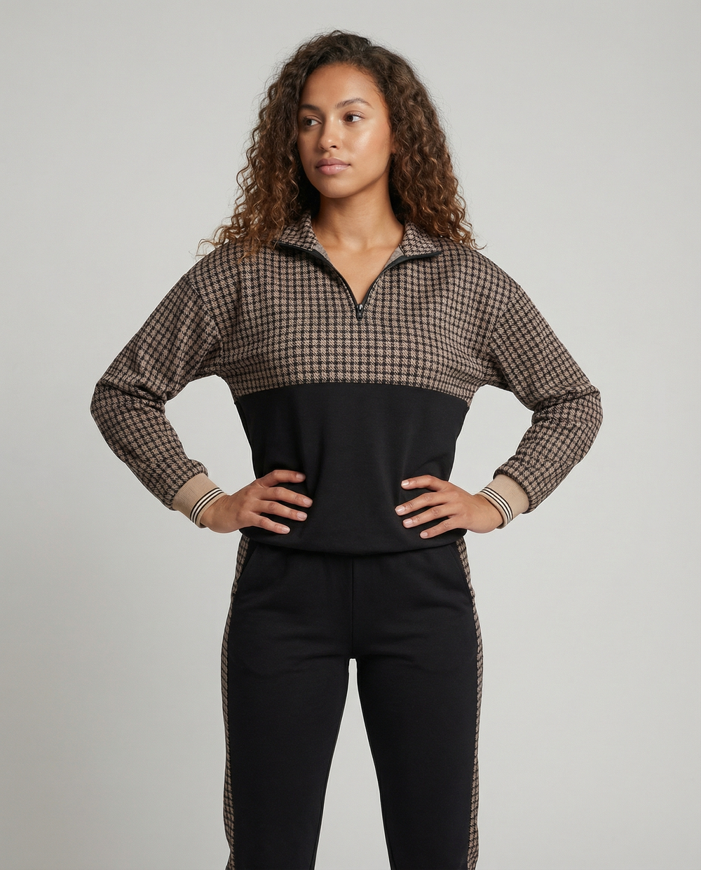 Komfortabler & stilvoller Damen Jogginganzug, perfektes Loungewear Set. Ideal als bequemes Freizeit-Outfit in Beige.