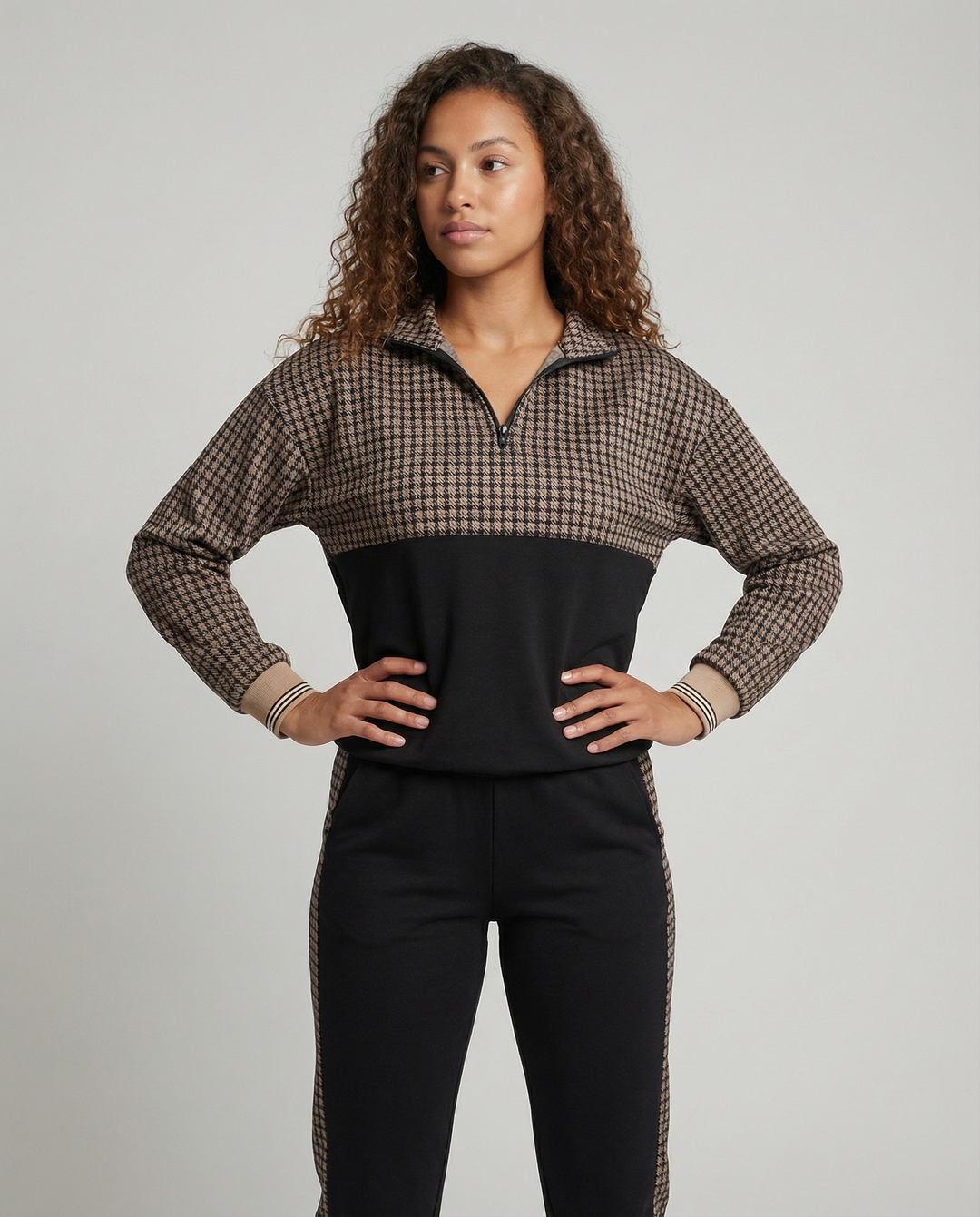 Komfortabler & stilvoller Damen Jogginganzug, perfektes Loungewear Set. Ideal als bequemes Freizeit-Outfit in Beige.