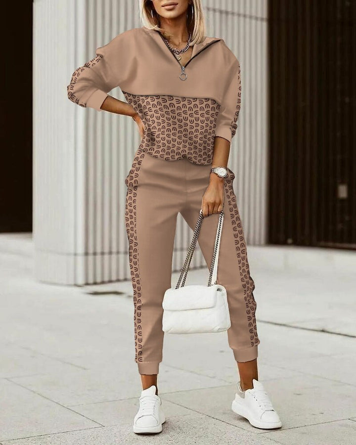 Elegante Damen Loungewear in Beige, als bequemes Set für Zuhause oder unterwegs. Komfortabler Premium Jogginganzug.