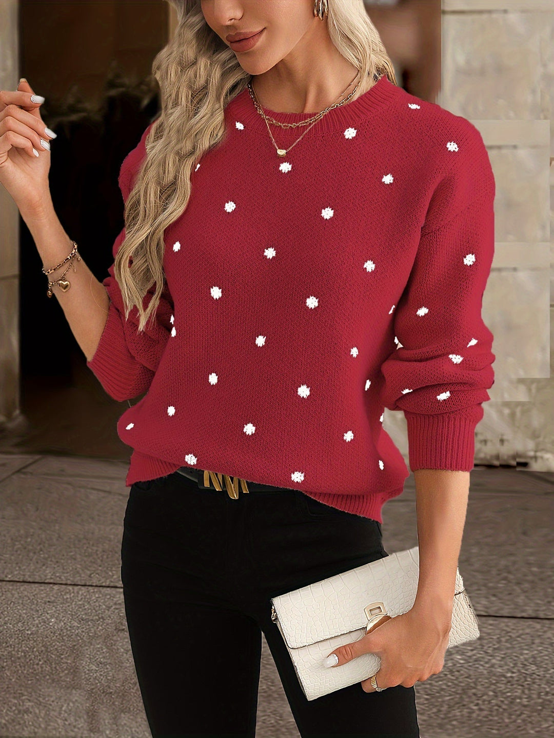 Trendiger Damen-Freizeitpullover mit Punktmuster, locker geschnitten. Rundhals, perfekt für stilvolle Winterlooks.
