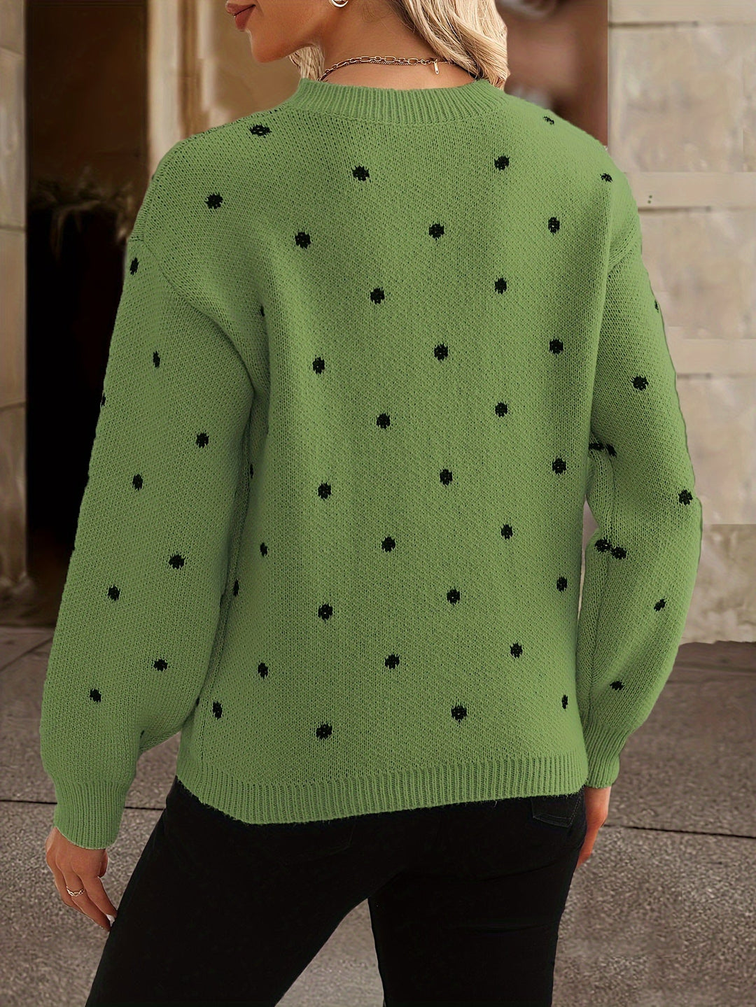 Bequemer, lockerer Damenpullover mit charmantem Punkt-Design. Vielseitig kombinierbar für entspannte Anlässe.