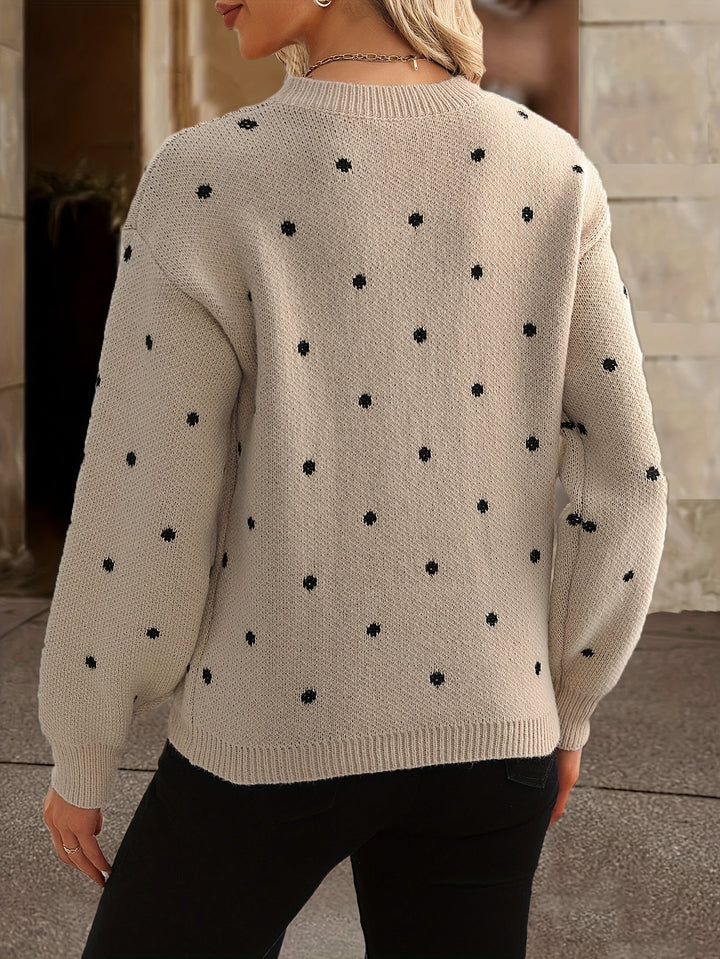 Damen Pullover Lara: Volle Ansicht des locker sitzenden Strickpullovers mit modischem Punktmuster. Gemütlich & chic.