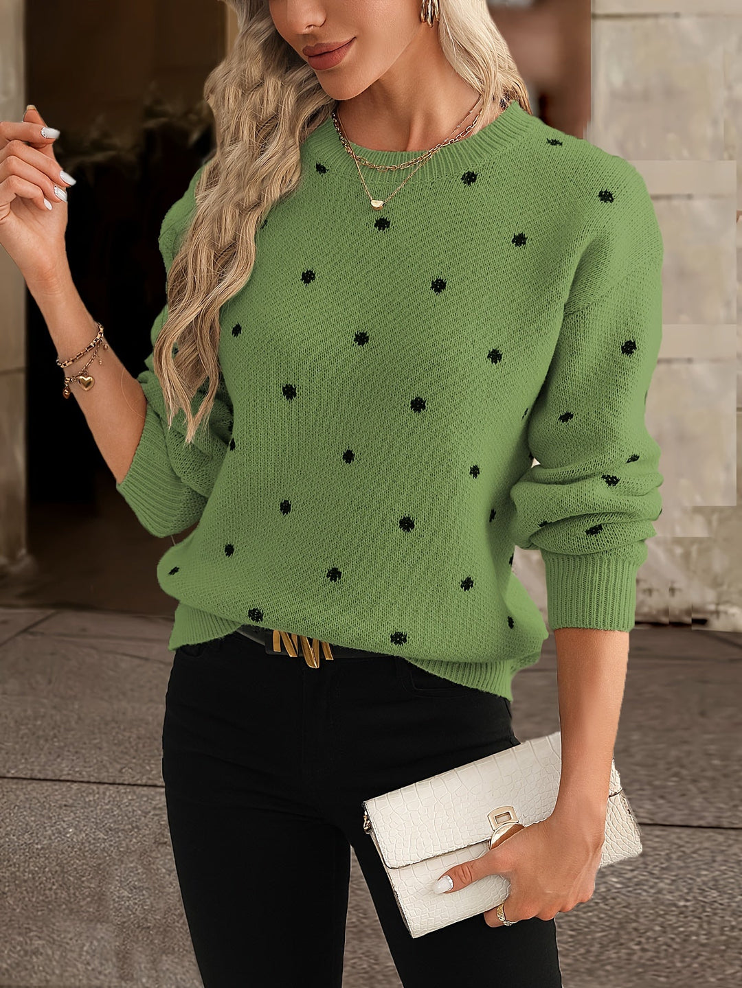 Kuscheliger Damenpullover mit lockerem Sitz & charmantem Punktmuster. Ein Must-have für Herbst- & Wintermode.