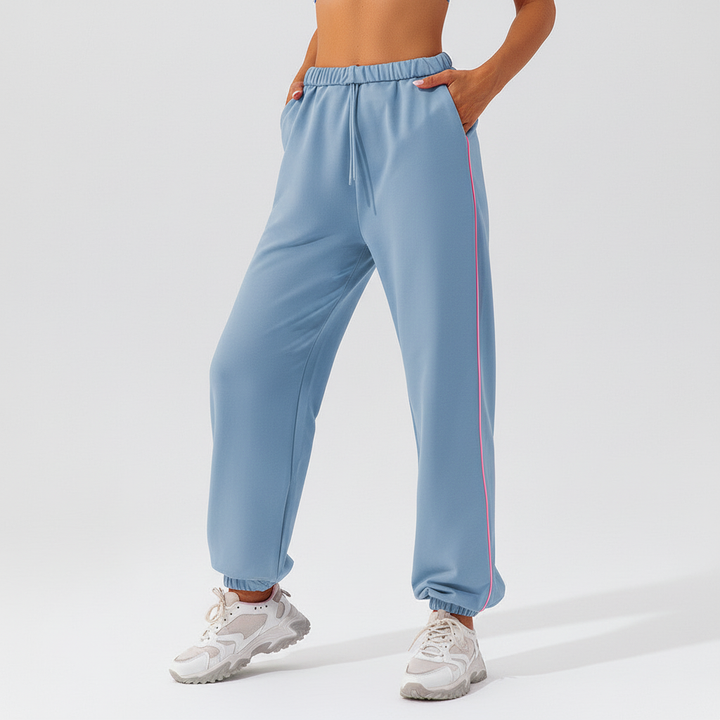Frau trägt PulseFlex Damenyogahose bei Sportübung, zeigt Flexibilität & Komfort. Atmungsaktive Fitnesshose.