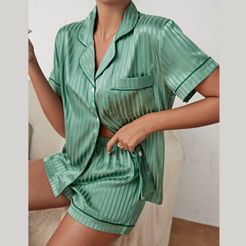 Gemütlicher Damen Schlafanzug, zweiteiliges Pyjama Set für entspannte Nächte.