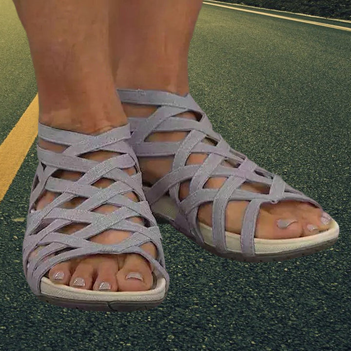 Elegante weiße Damen Römersandalen, komfortable flache Sandalen für Sommer und entspannte Freizeit.