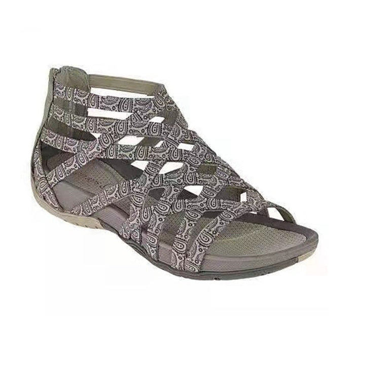 Damen Römersandalen mit Leopardenmuster. Flache Sommerschuhe, die Stil und Komfort für den Urlaub bieten.