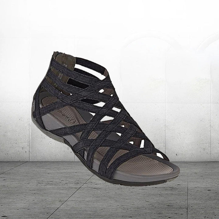 Stylische Damen Römersandalen mit Leopardenmuster. Modische flache Sommerschuhe für den Strand.