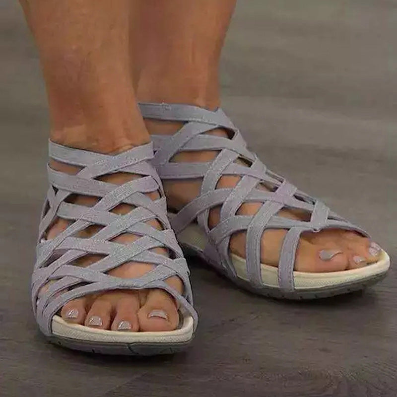 Weiße Damen Römersandalen, elegante Freizeitschuhe. Bequeme flache Sommersandalen für einen stilvollen Auftritt.