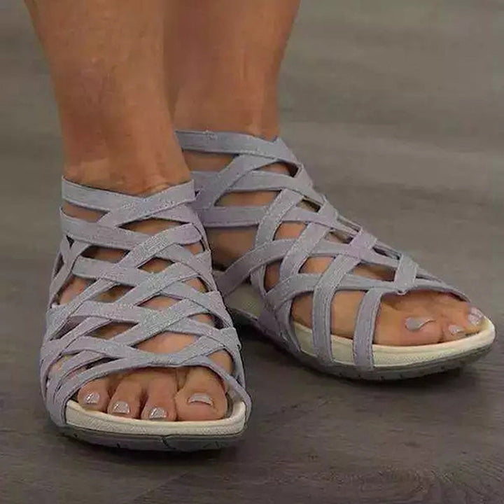 Weiße Damen Römersandalen, elegante Freizeitschuhe. Bequeme flache Sommersandalen für einen stilvollen Auftritt.