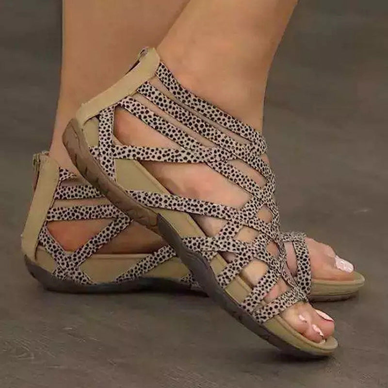 Schwarze Damen Sandalen im Römer-Stil. Komfortable flache Sommerschuhe für mühelosen Sommerkomfort.