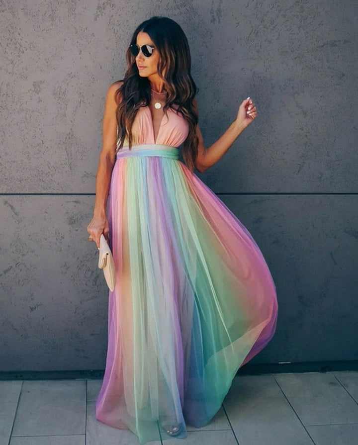 Elegantes Damen-Regenbogenkleid mit Spaghettiträgern, perfekt als Sommer- oder Partykleid.