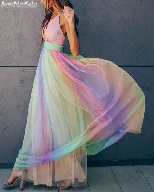 Leichtes Damen-Sommerkleid mit schmalen Spaghettiträgern und lebhaftem Regenbogenmuster.